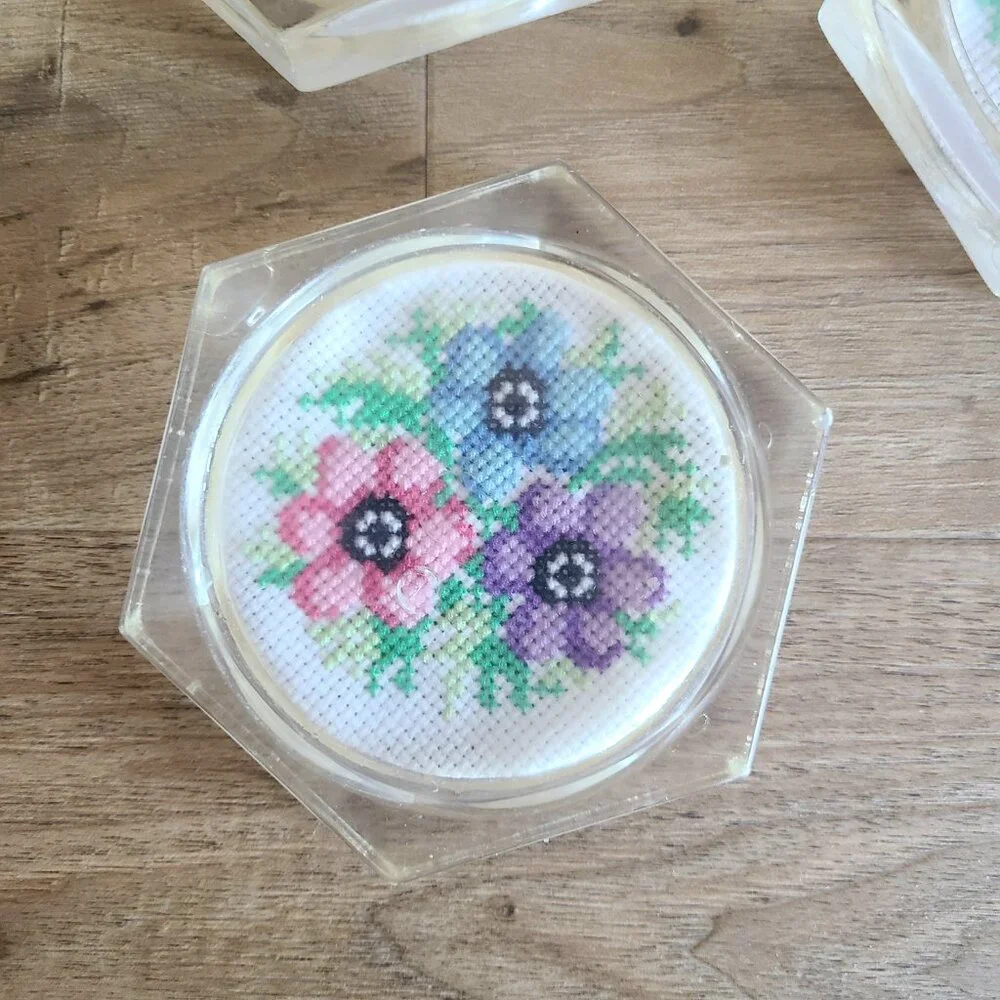 3 vintage Lucite plastic coasters with floral embroidery middle parts - Picture 2 of 6
